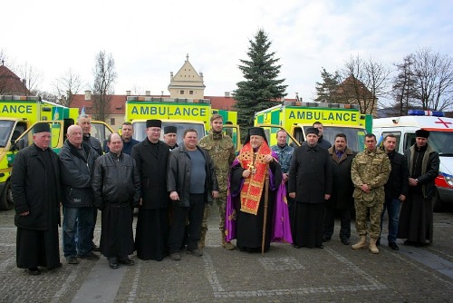 Головний капелан УГКЦ поблагословив автомобілі для воїнів АТО.(ФОТО)